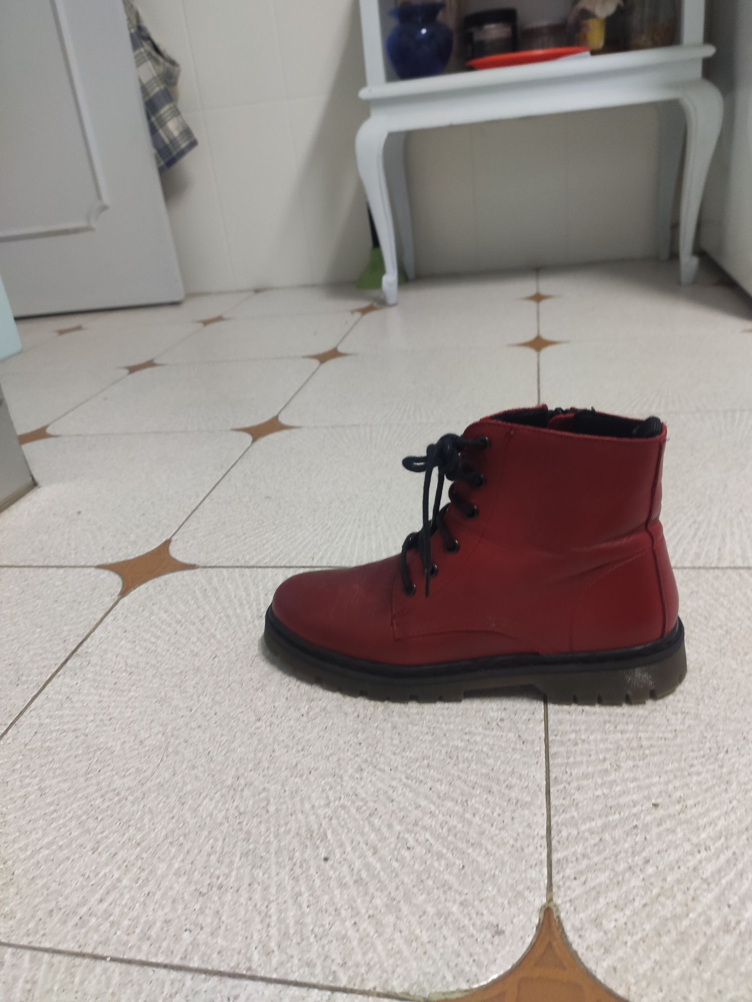 Botas vermelhas  com atacadores n 38 - 30€ e fecho novas