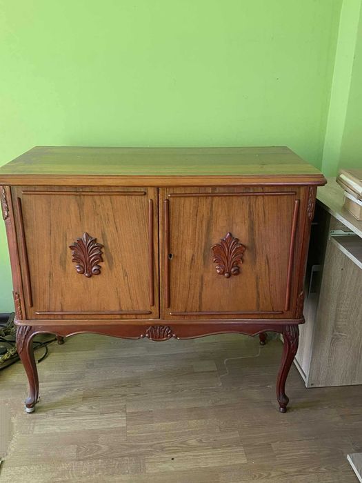 Komoda w stylu ludwikowskim.