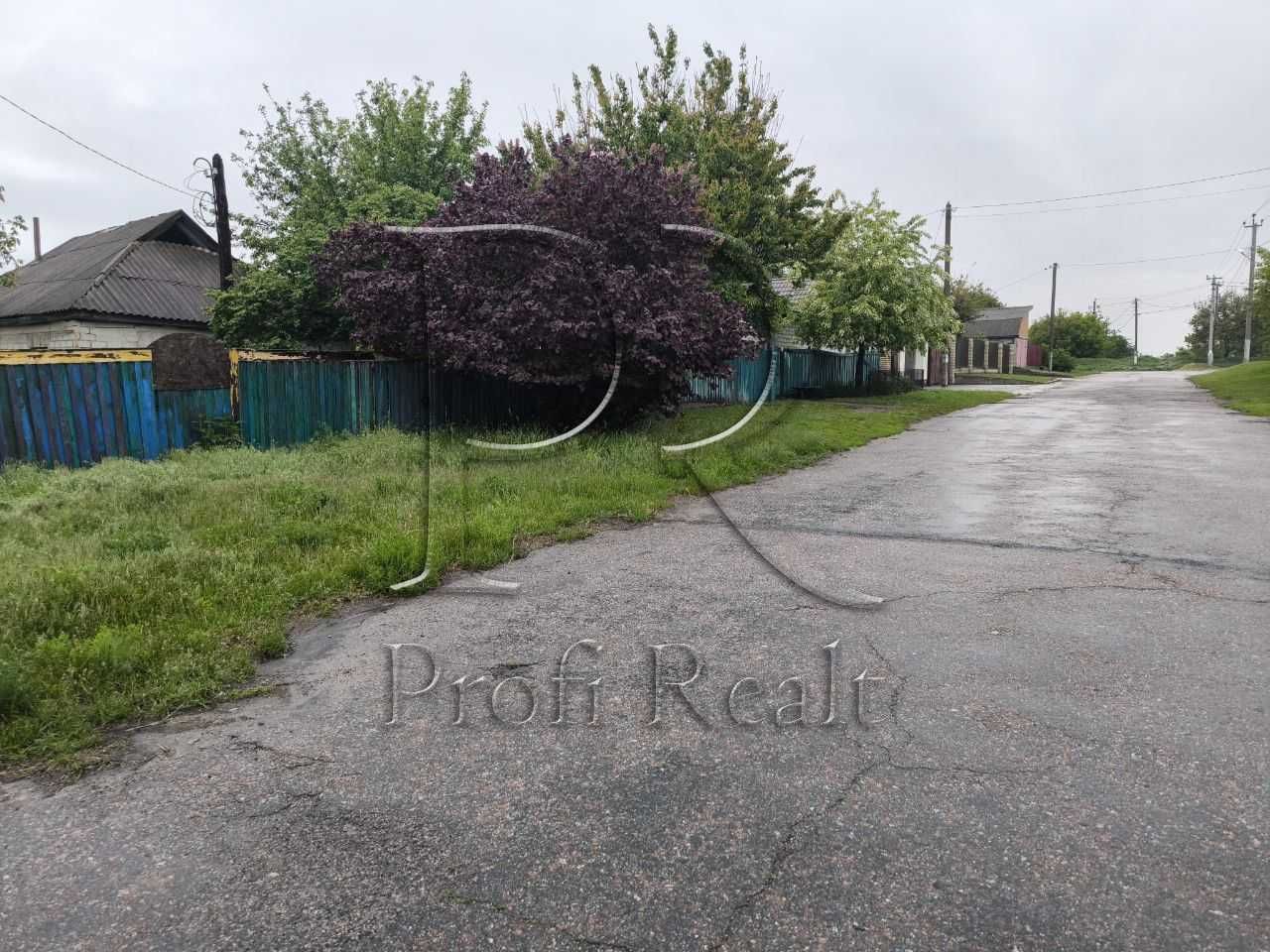Земельна ділянка, з газом, електрикою та старою хатою.