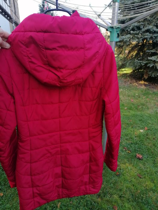 Kurtka jesienna jest wydłużona, rozmiar S
