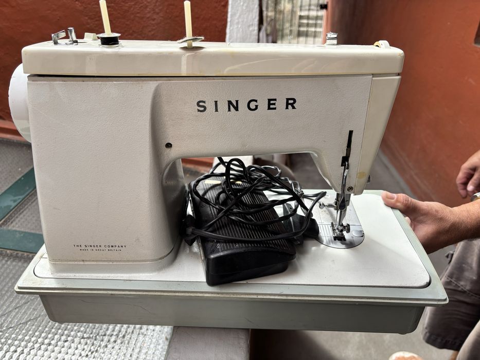 Maquina de costura Antiga mas a funcionar da Singer