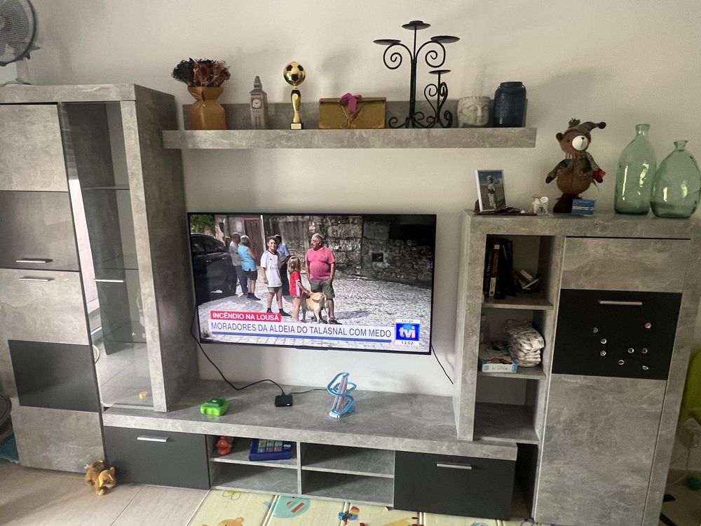 Movel de sala com prateleira e cristaleira