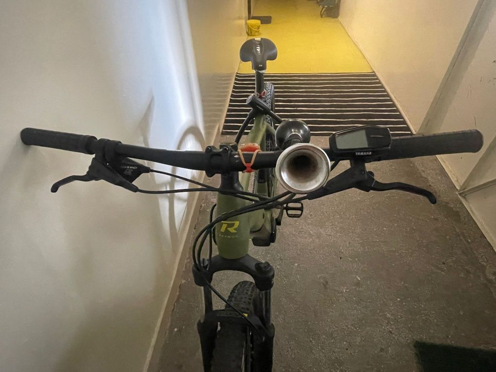 Rower elektryczny z silnikiem Yamaha.
