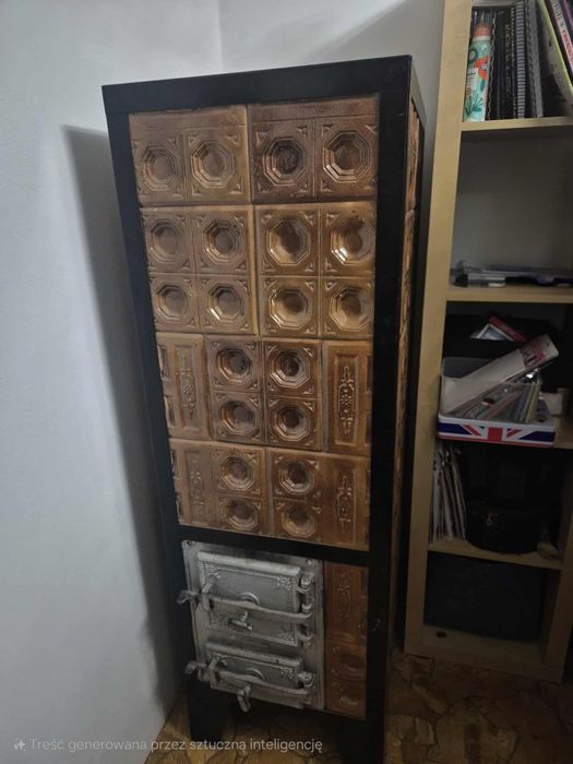 Piec kaflowy w metalowej ramie