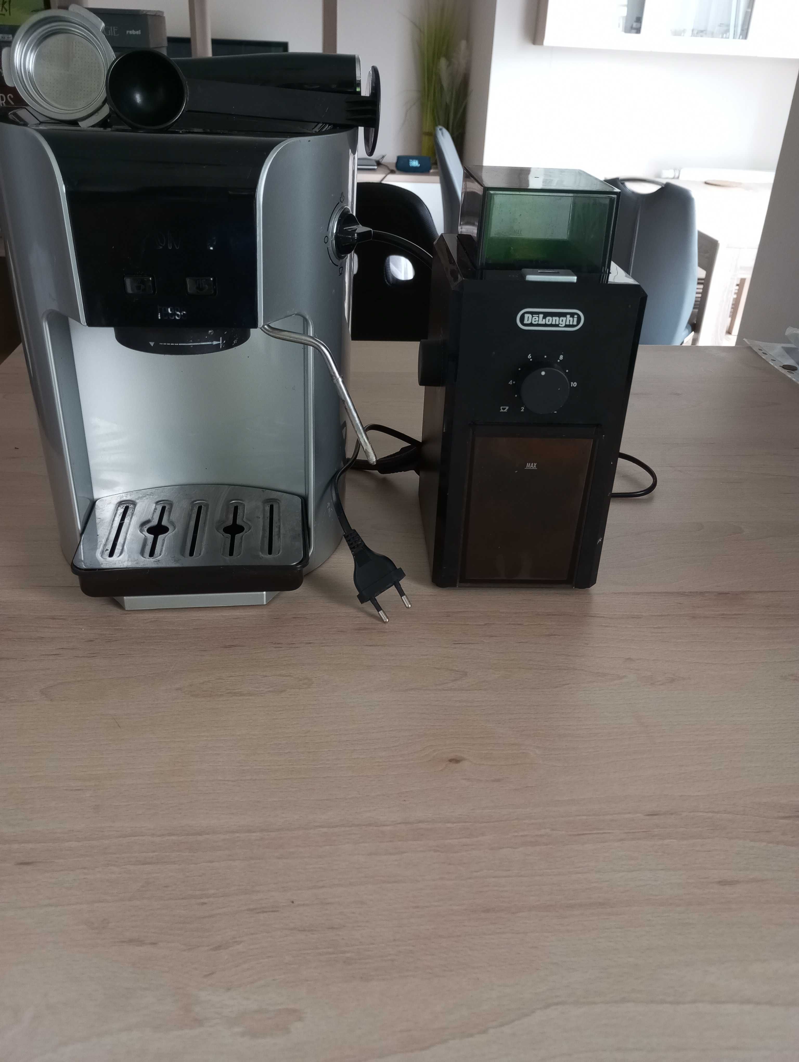 Młynek do kawy DeLonghi KG89 plus Ekspres do kawy kolbowy gratis!