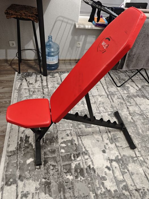 Скамья для жиму, кривий, маленький гриф штанги та гантеля з блінами .