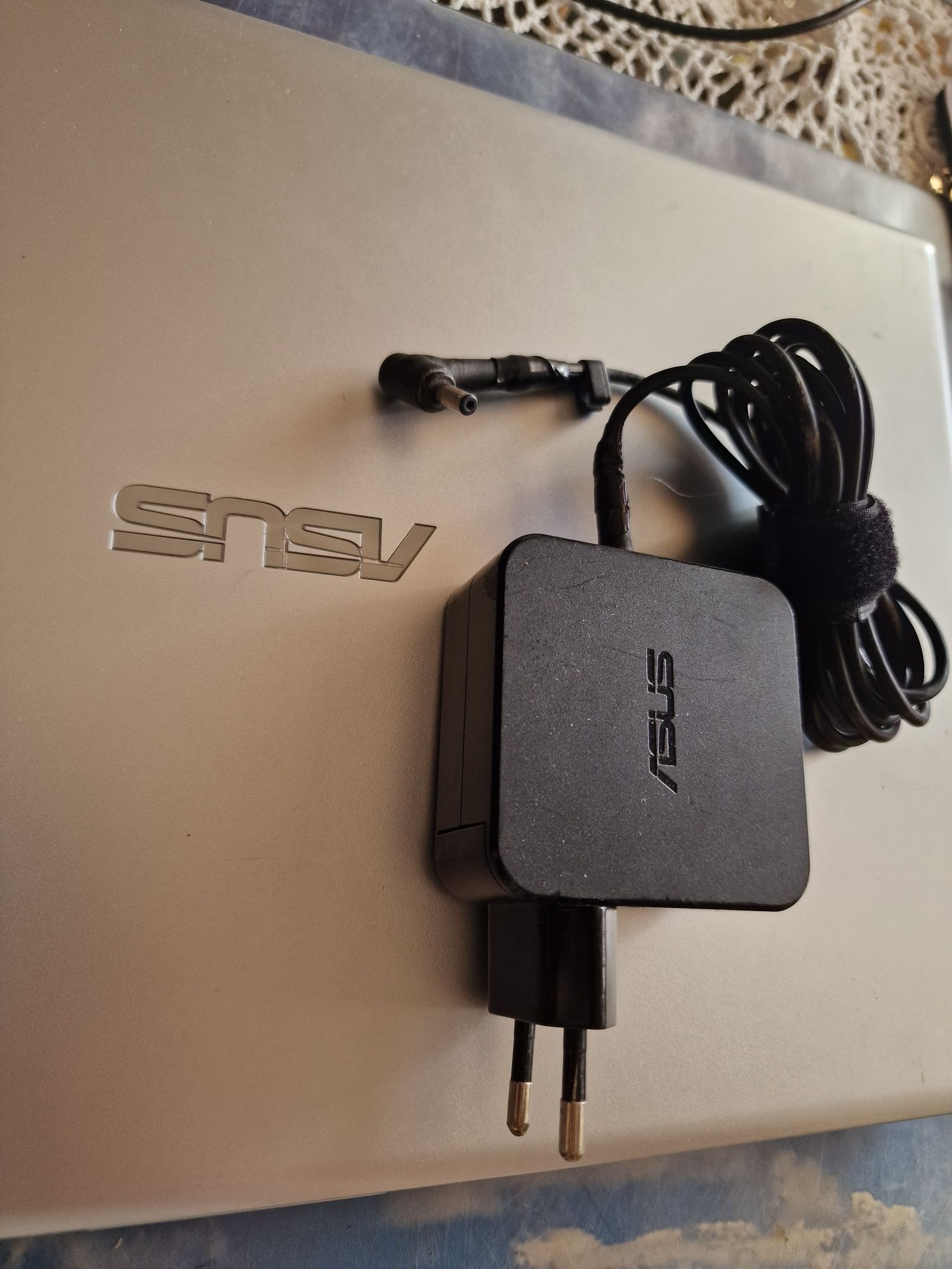 Asus vivobook - Windows 11 + Office - 750 Gb.
1,6 Kg. 1.9 Cm espessura