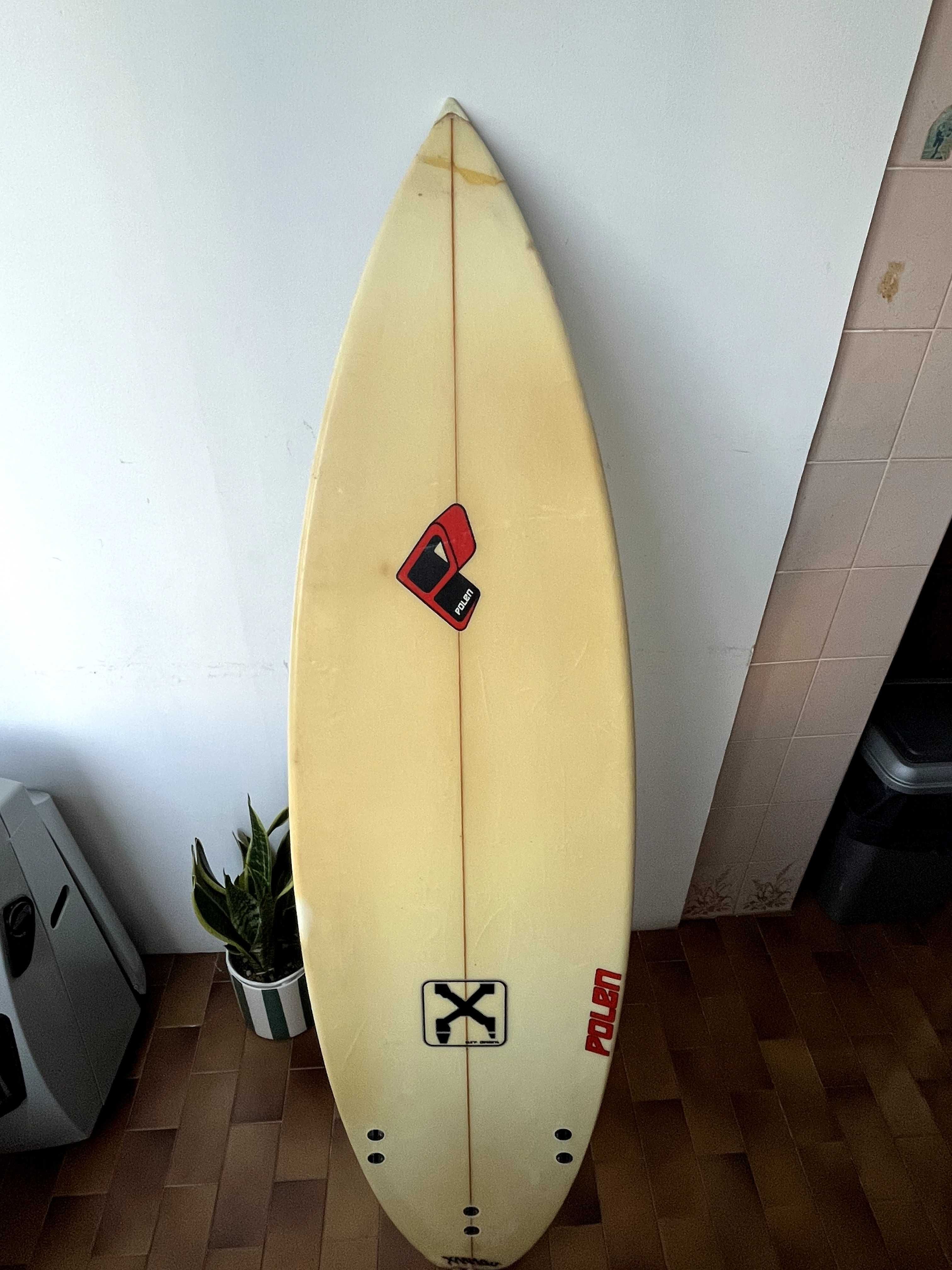 Prancha de Surf 5’9” com Leash e Capa – Excelente Estado