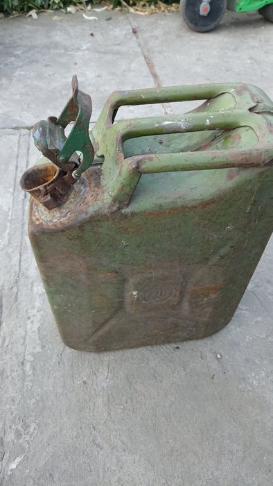 Продам канистру на 20 л