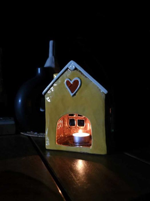 Domek ceramiczny na świeczkę tealight - żółty z serduszkiem