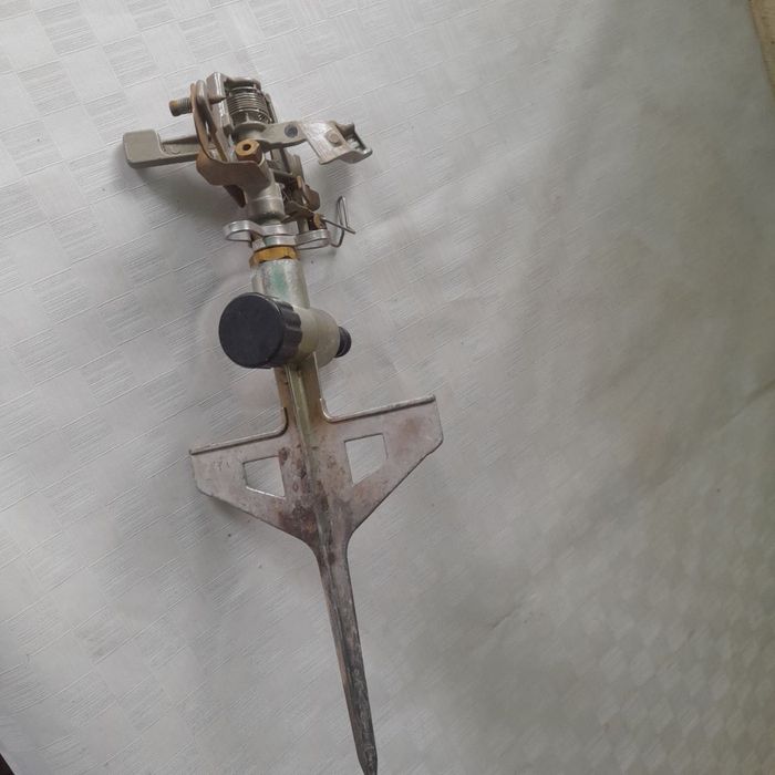 Поливач для газону