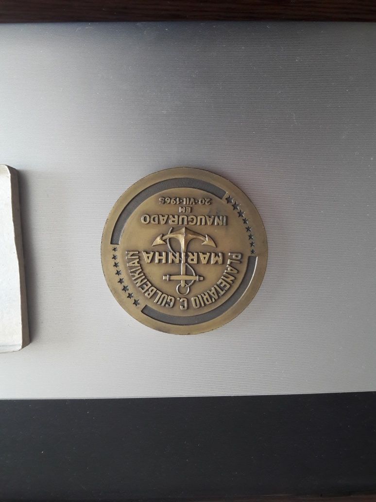 Medalha de latão planetário.