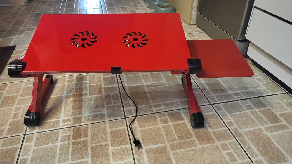 Stolik z wiatrakiem pod laptopa