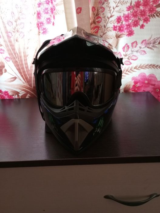 Продам кросовий Шолом в ідеальному стані очки в комплекті