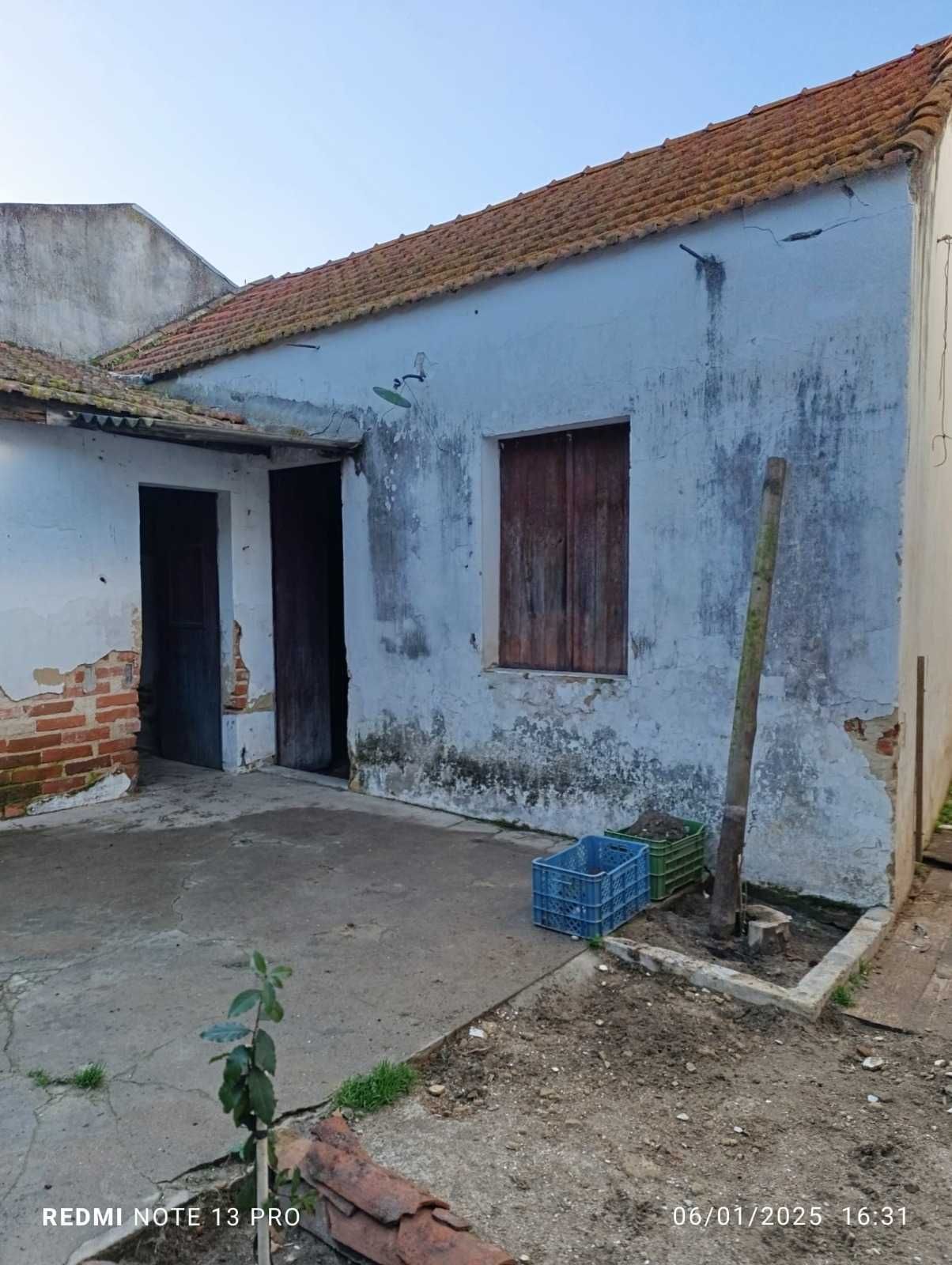 Moradia térrea com quintal dentro da cidade
