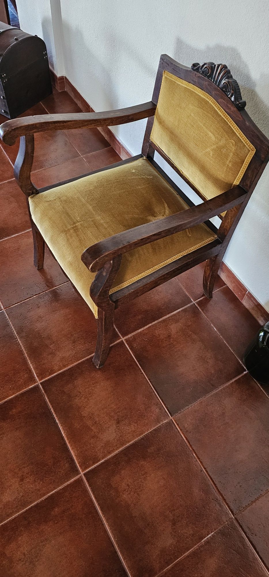 Cadeira vintage rústica com tecido em veludo