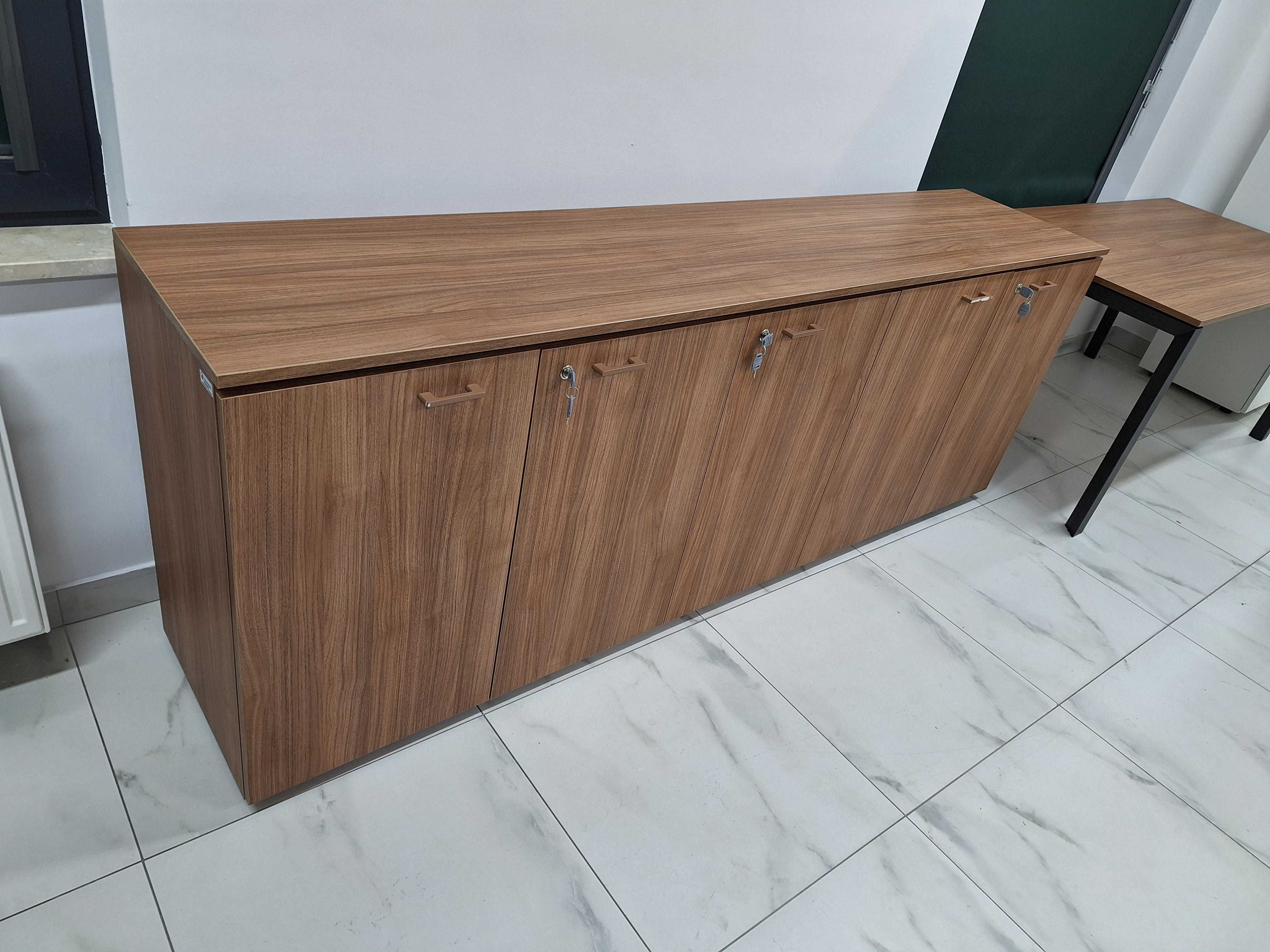 Szafa niska z drzwiami i zamkiem w kolorze orzech 225 x 46,3 x 81,5