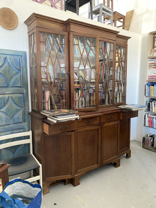 Móvel de sala ou livreiro ou de sala em bom estado