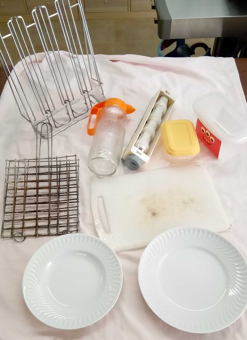 Pratos, jarro, tábua, suporte cafés "Dolce Gusto", outros, tudo por 5€