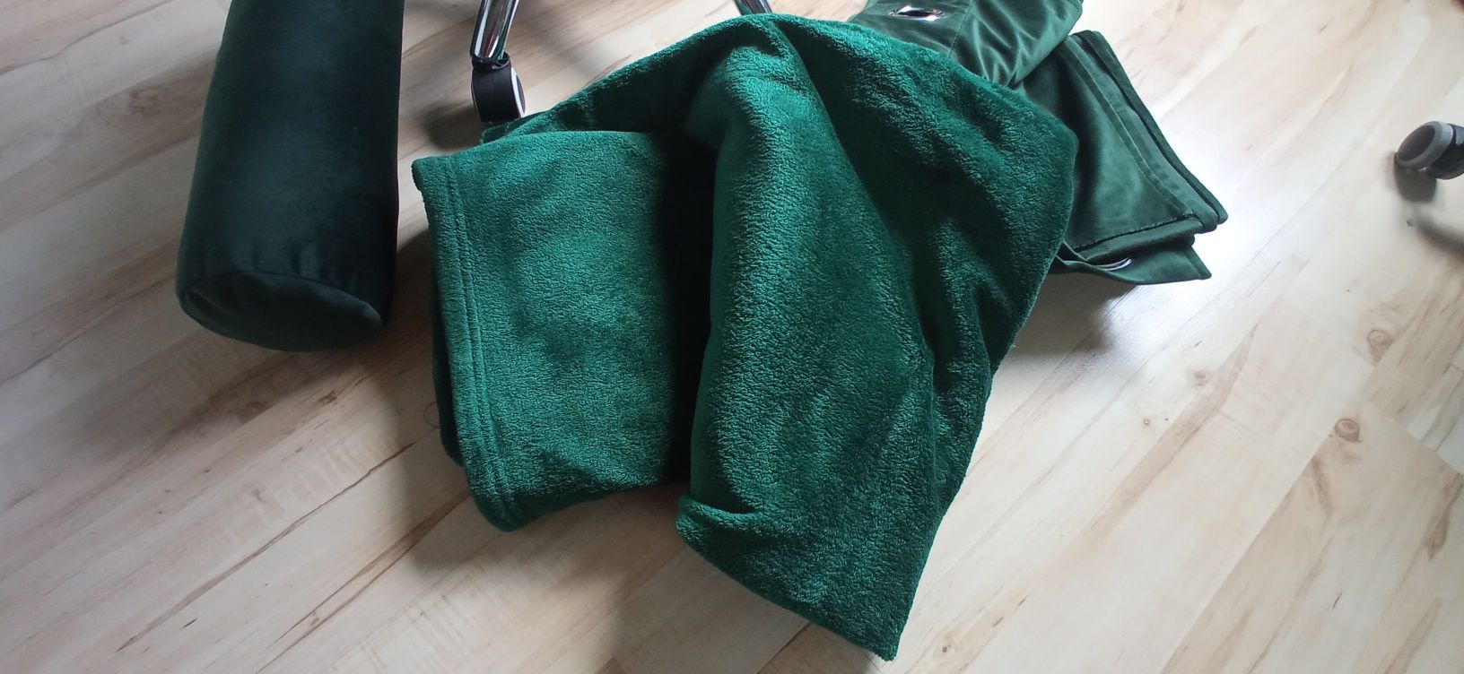 Zielone krzesło, zielony dywan okrągły, koc, zielona zasłona, poduszka
