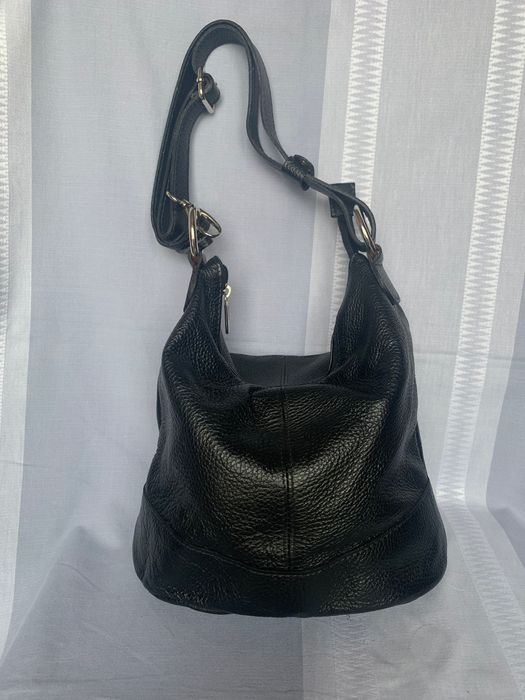 Чорна жіноча сумка-відерко від Genuine Leather.