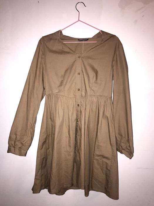 vestido curto de cor camel