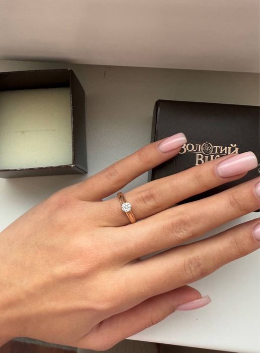 Золота каблучка з діамантами (кольцо с бриллиантом)