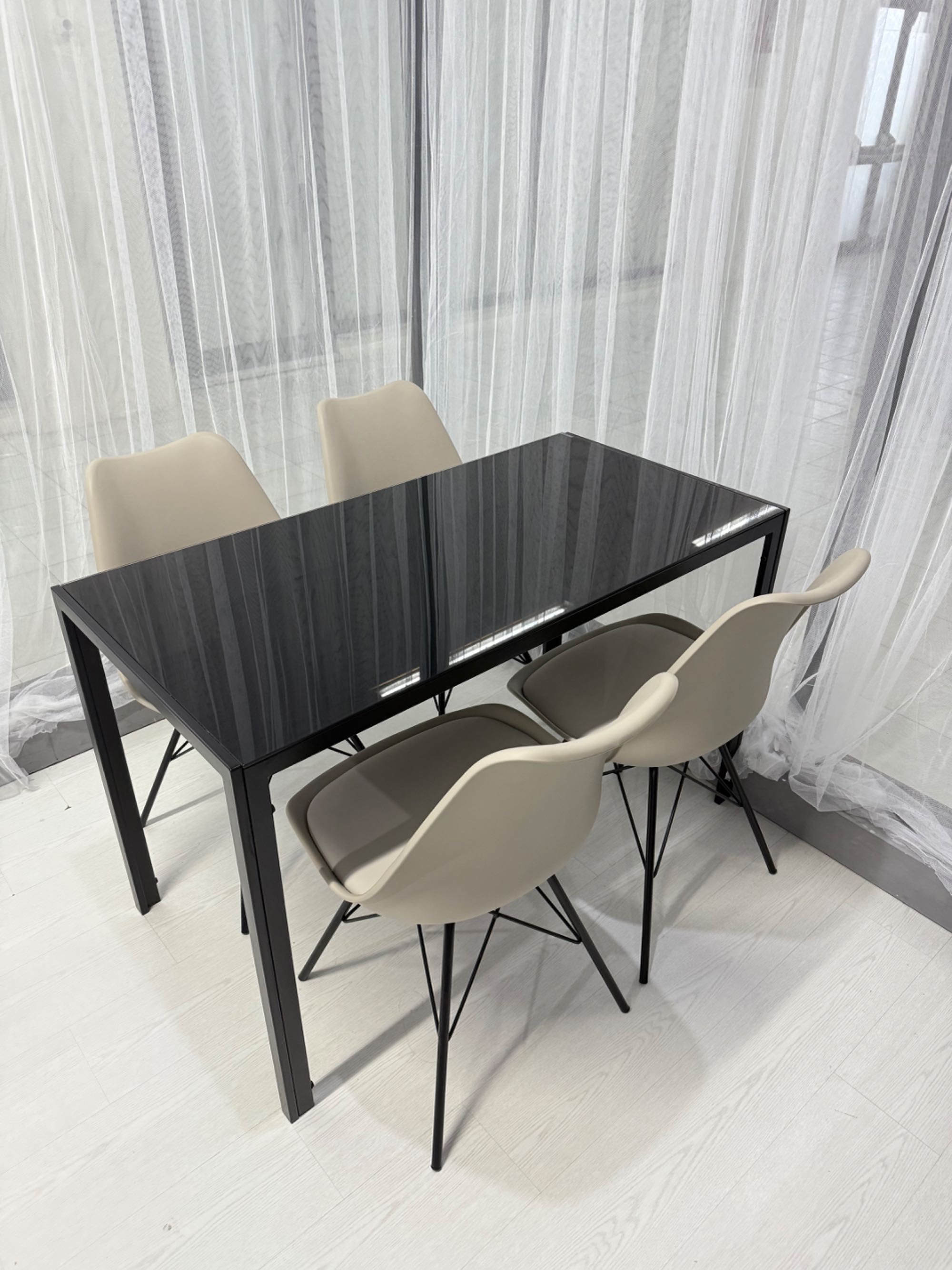 MESA PRETA DE VIDRO + 4 Cadeiras