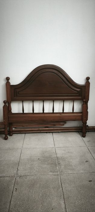 Cama, 2 mesas de cabeceira, móvel de TV e mesinha