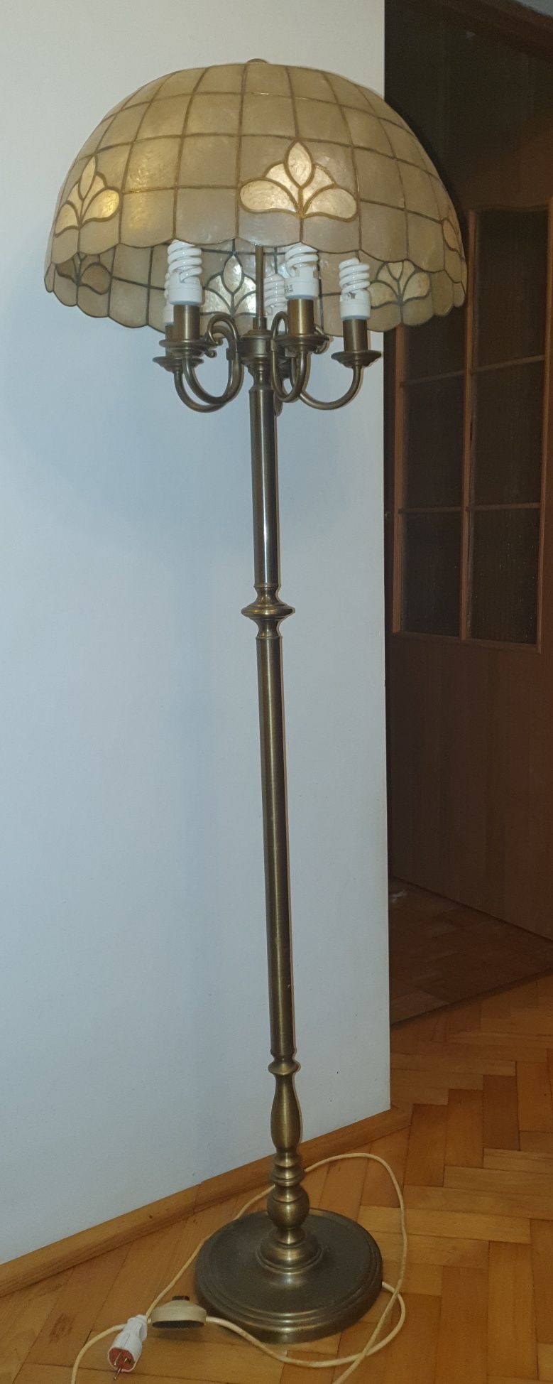 Lampa stojąca z abażurem z masy perłowej