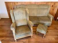 Komplet wypoczynkowy. Rozkładana sofa, fotel i taboret.