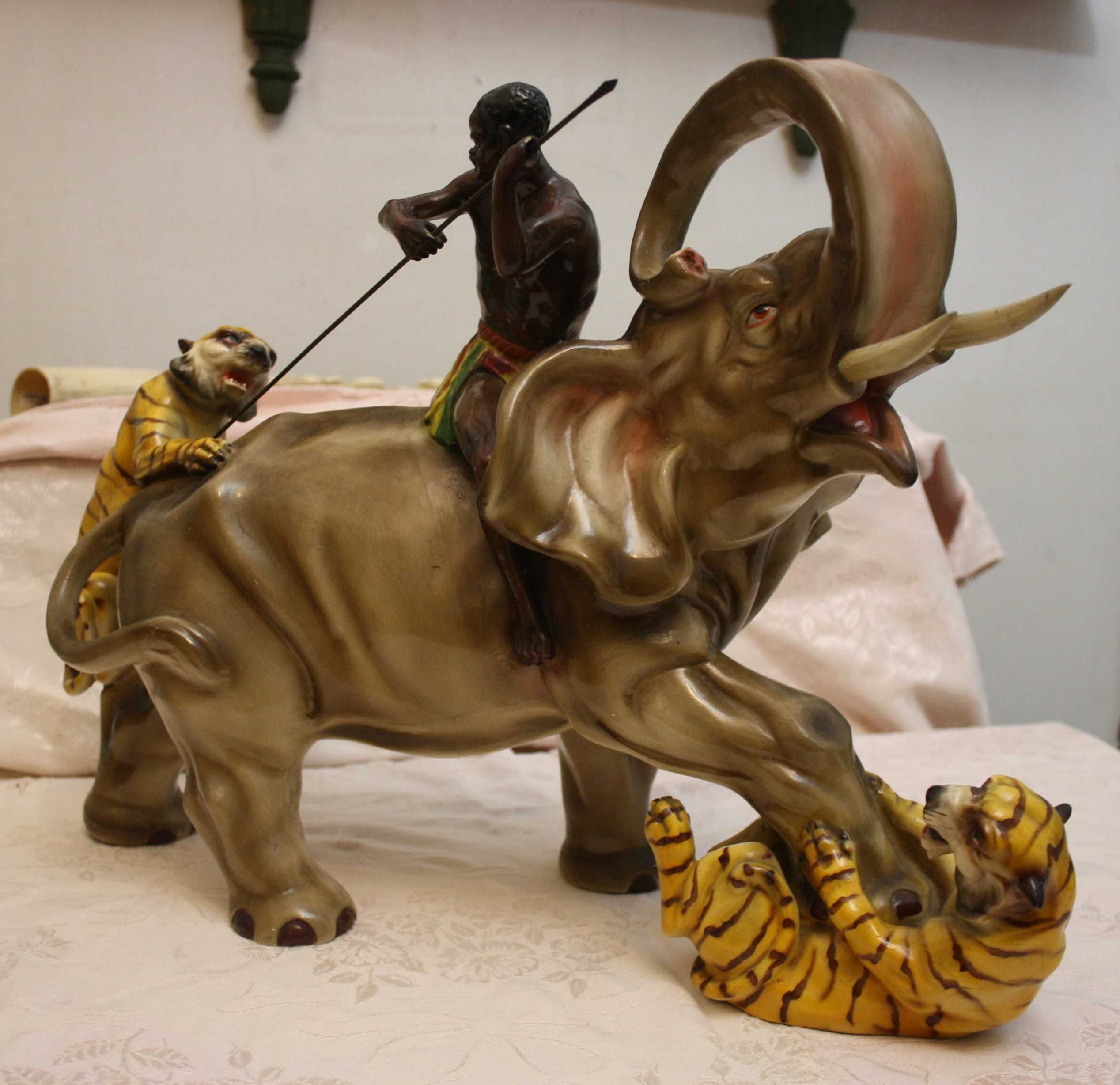 Grande elefante com tigres - Excecional Faiança de Coimbra