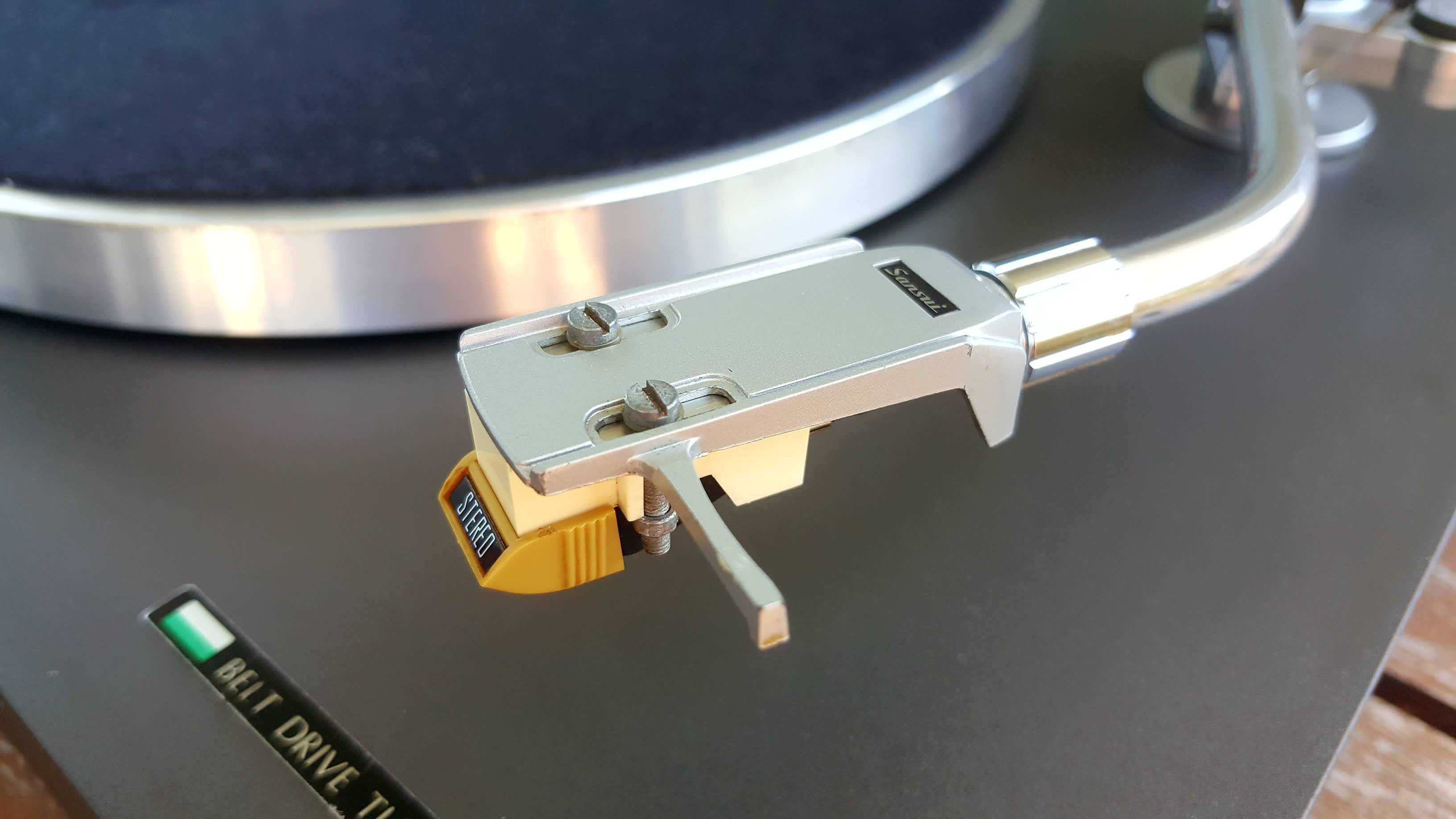 Sansui SR-222 z napędem paskowym.