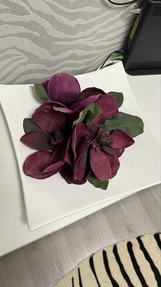 Prato branco de porcelana com 3 flores lilás