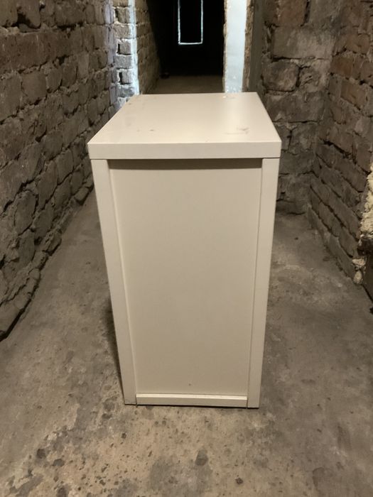 Biała szafka z szufladkami