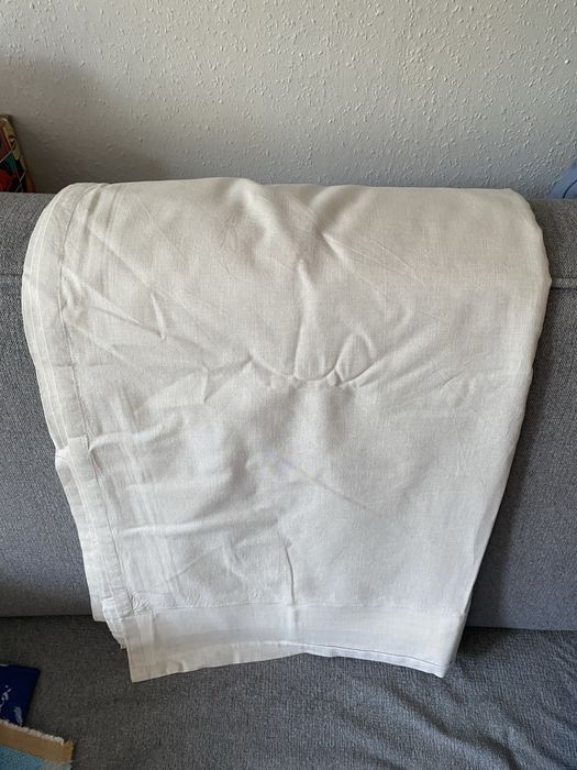 Beżowe bawełniane zasłony.