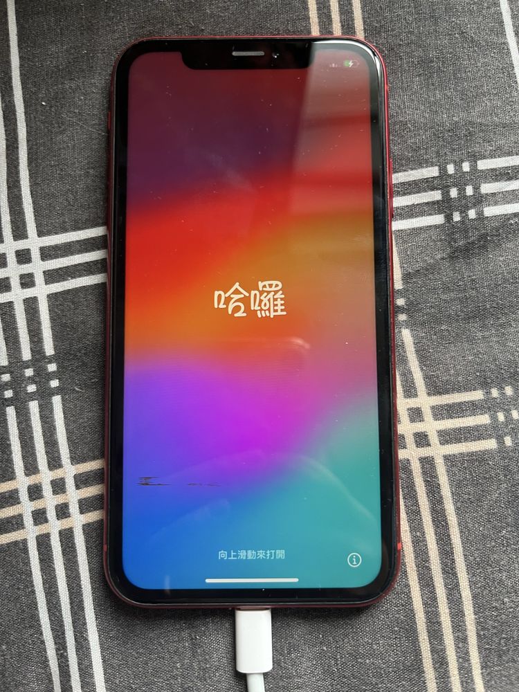 iPhone XR з трьома чехлами та зарядкою
