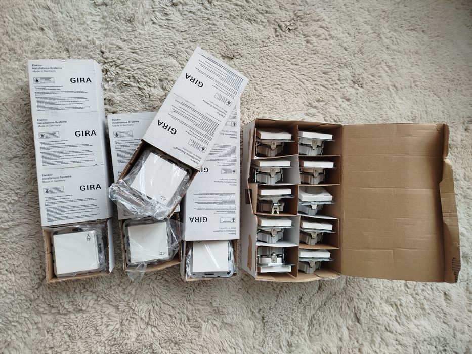 Розетка 55 білий Gira