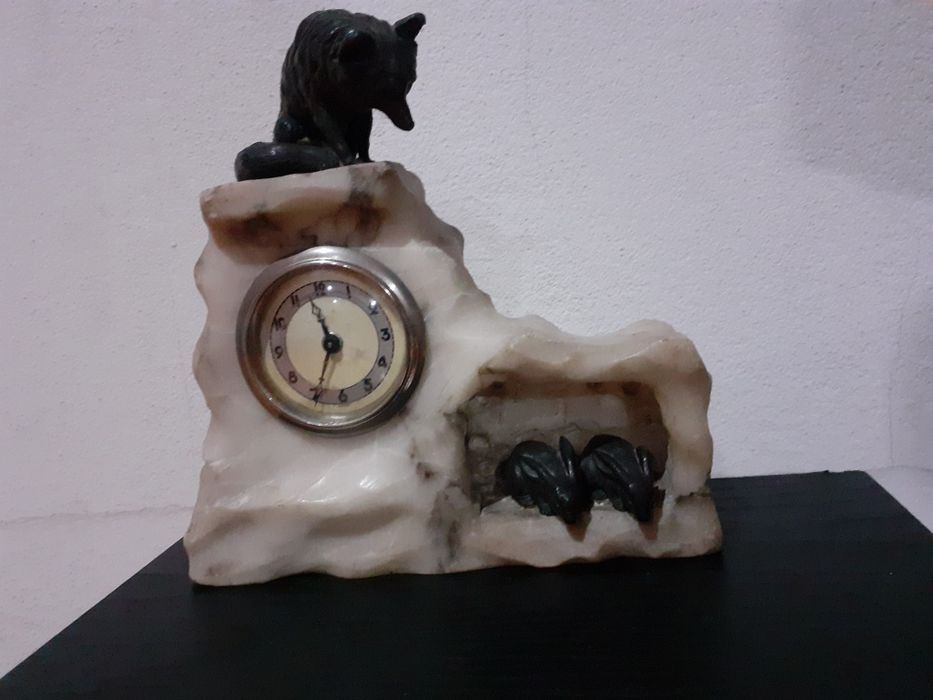 Relógio antigo de corda com base em mármore.