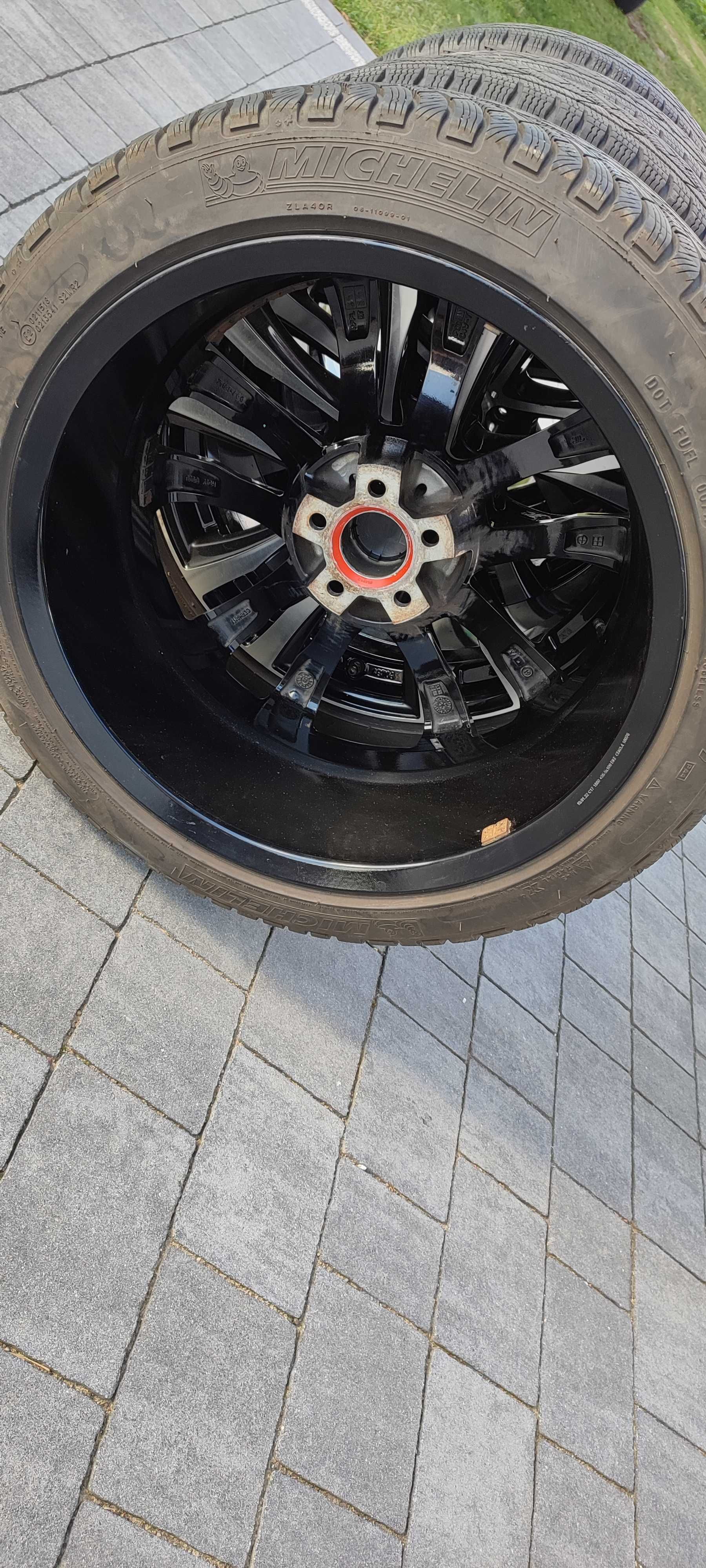 Alufelgi 5×100 R18 z oponami zimowymi.
