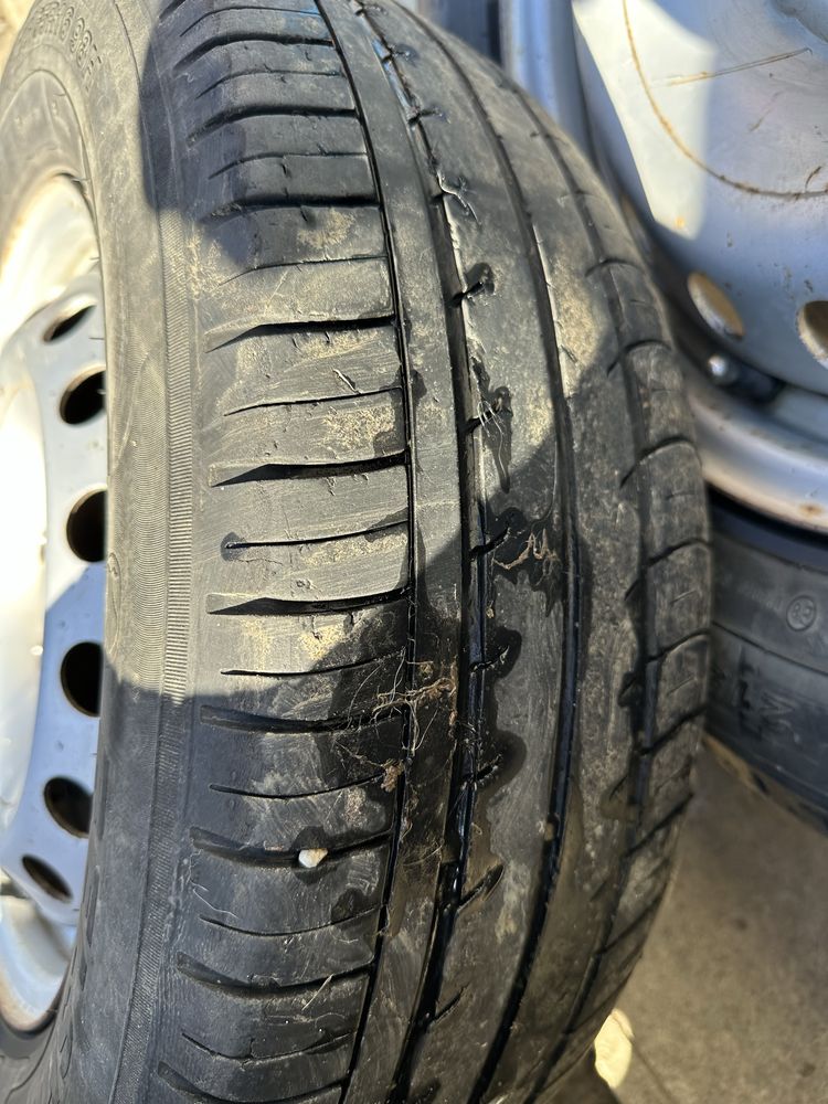 В продажу резина діаметер 215/65R16