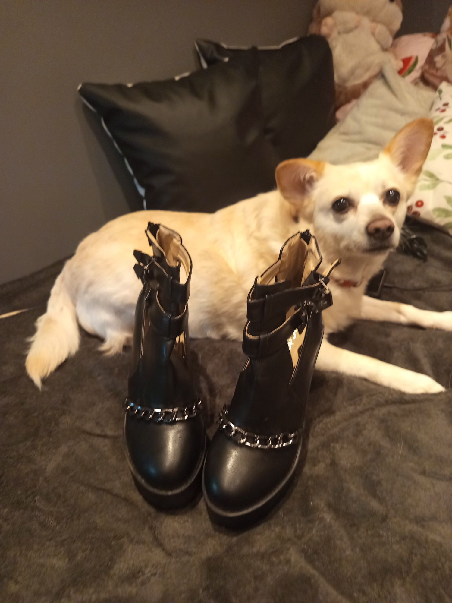 Buty na platformie słupku z łańcuszkiem