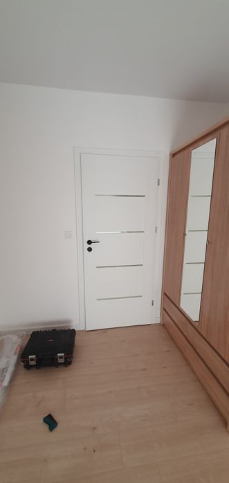 Montaz drzwi wewnętrznych i zewnętrznych. Panele laminowane