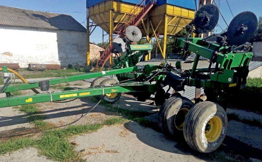 Глибокорозрихлювач, ріппер, щілиноріз John Deere 2100
