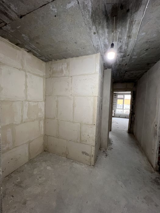 Квартира в міцному монолітно каркасному будинку та з своїм підвалом