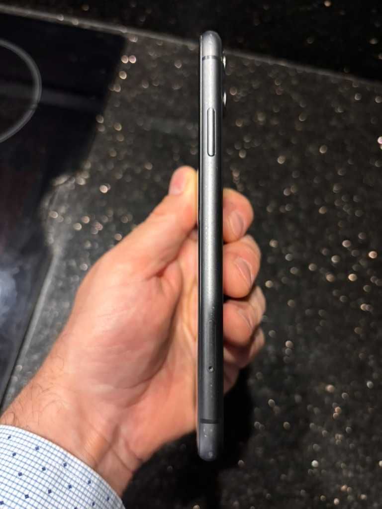 iPhone 11 64 GB – Czarny – Stan dobry – Bateria 79%