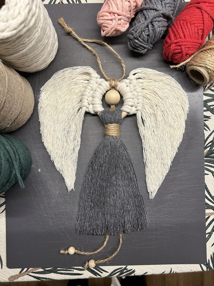 Szary anioł z makramy 25 cm ze sznurka ozdoba świateczna na choinkę