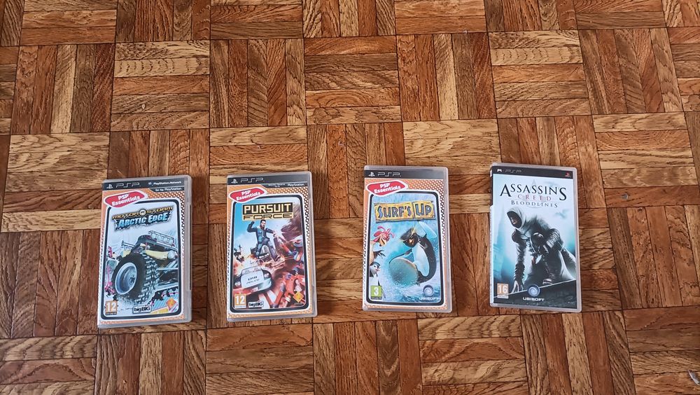 Jogos PS4, PSP, PS2 e 1 comando move com câmera e dois jogos (PS3)