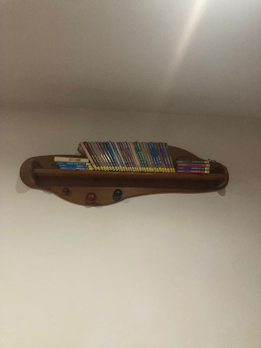 Vendo quarto de criança com marcas de uso