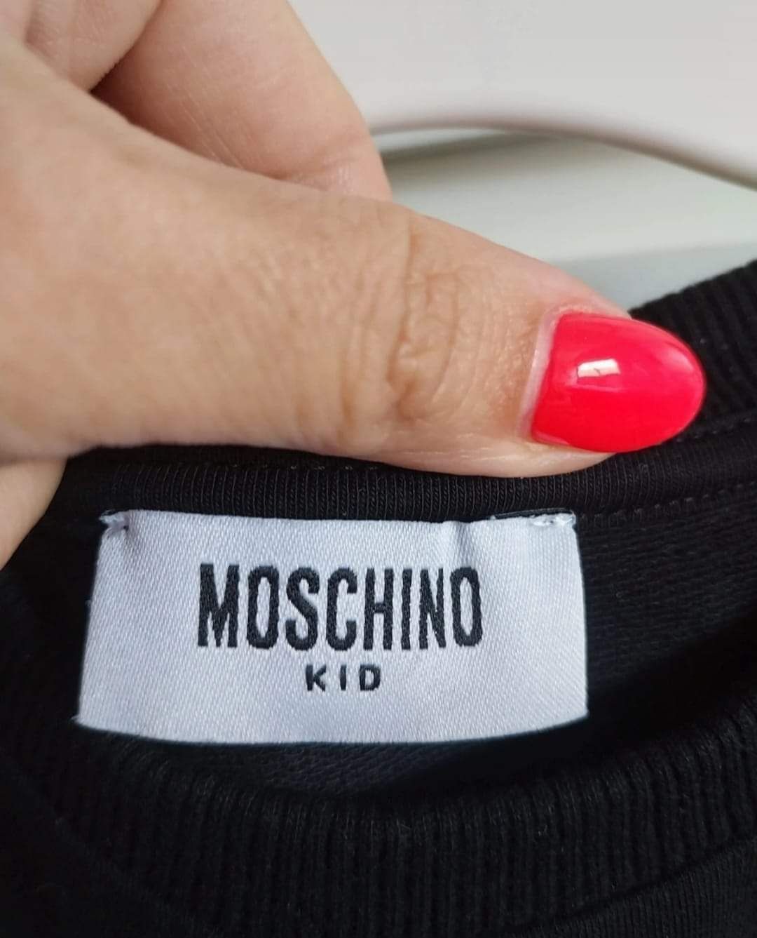 T-shirt preta Moschino, manga curta, Tamanho 8 anos, muito bom estado